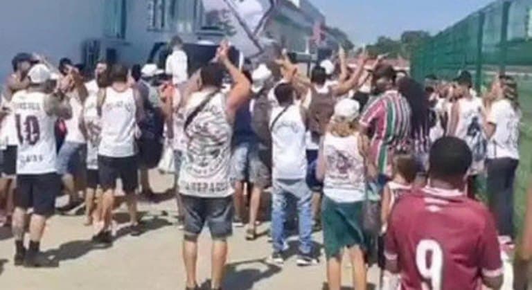 Torcida do Fluminense invade CT e gera confusão em treino