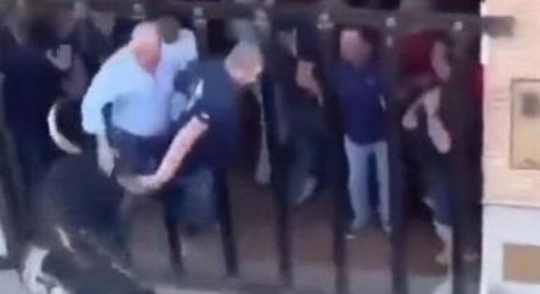 Touro parte para cima, chifra e mata homem em festival na Espanha