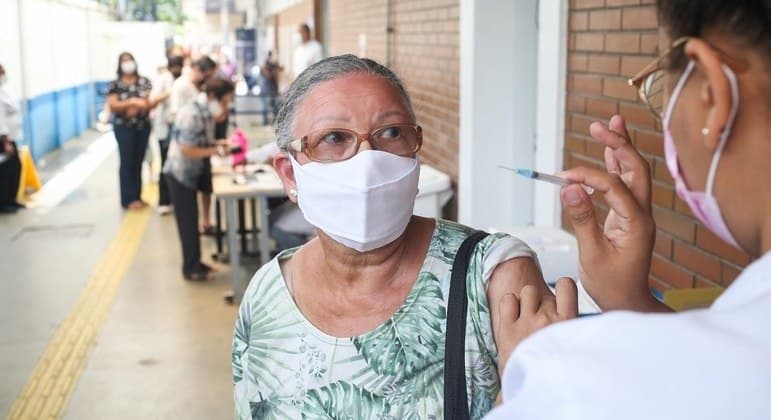 Covid: apenas um em cada quatro idosos tomou reforço com vacina bivalente