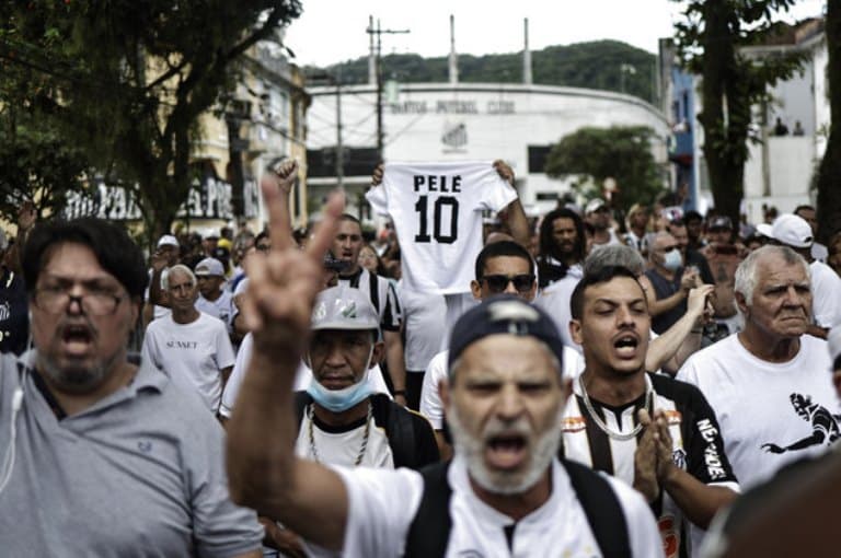 No adeus a Pelé, veja as imagens mais marcantes dos fãs no cortejo do Rei