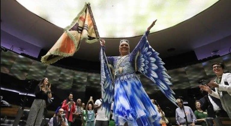 Ministérios pedem à PF que investigue racismo contra porta-bandeira no aeroporto de Brasília.