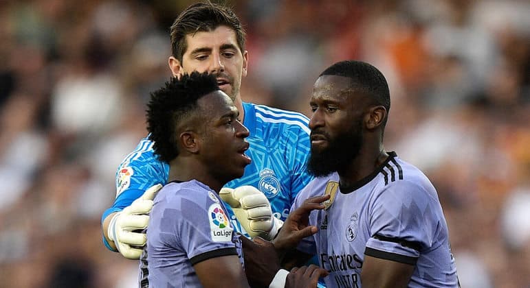 Além de Vini Jr., Daniel Alves e Ronaldo também sofreram racismo na Espanha
