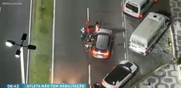 Jogador do Vasco, Paulinho, tenta enganar agentes de blitz da Lei Seca no RJ