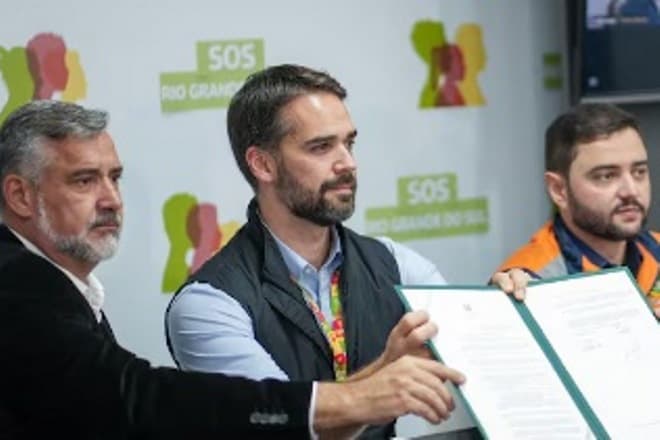 Eduardo Leite sanciona lei que cria plano para reconstruir RS após enchentes