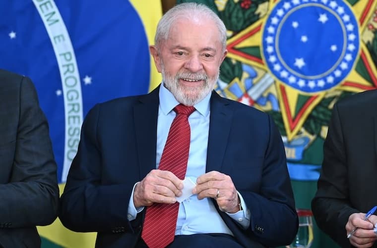 Lula deixa UTI, segue lúcido e orientado e caminha pelo hospital, diz boletim