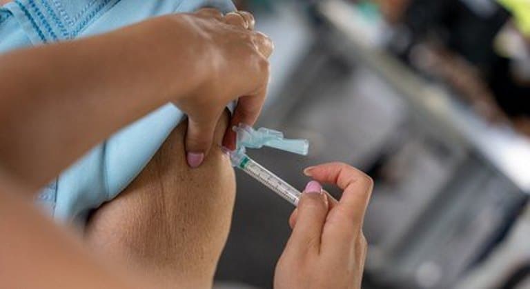 Anvisa aprova registro de vacina atualizada contra a Covid-19