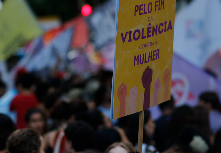 Projeto que aumenta pena de feminicídio para até 40 anos avança na Câmara