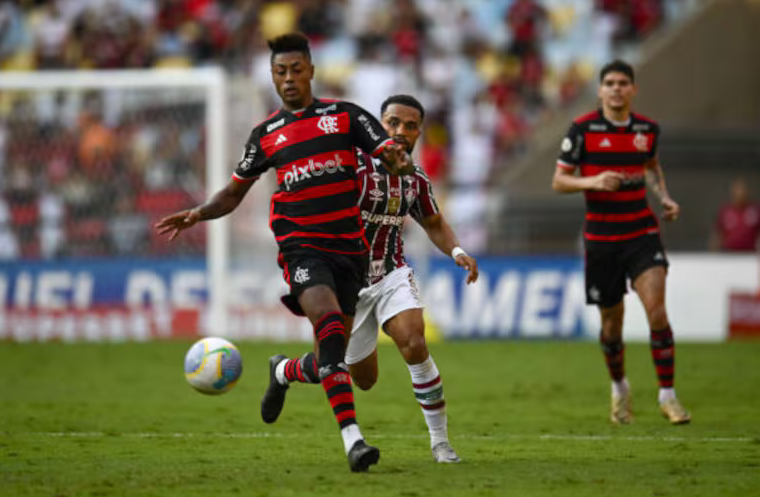 VAR sobre pênalti do Fla: ‘Bola fica em disputa, branco tenta tomar a frente e desequilibra’