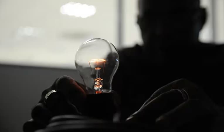 Inflação oficial acelera em setembro, com alta dos preços da energia elétrica