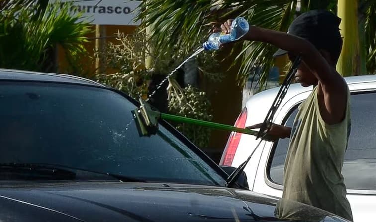 Brasil tem 1,6 milhão de crianças e adolescentes em situação de trabalho infantil, mostra IBGE