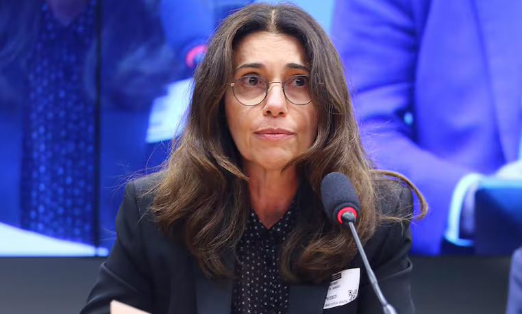Ex-diretora investigada por fraude na Americanas chega ao Brasil e se entrega à PF