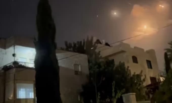 Irã promete resposta a novo ataque de Israel, que ocorreu na madrugada deste sábado (26)