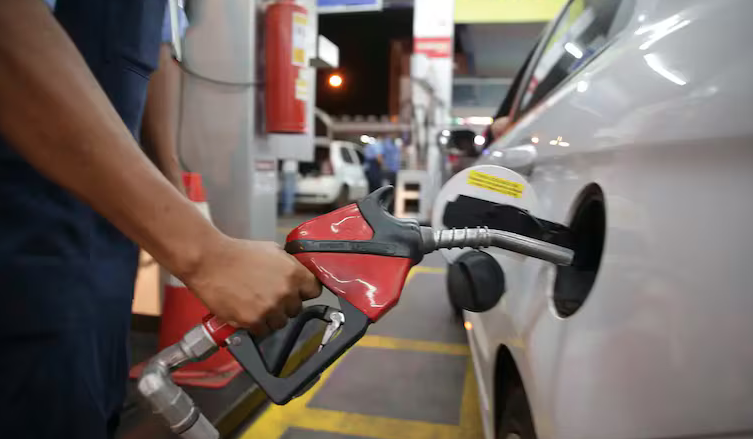 Petrobras anuncia aumento do preço da gasolina e do gás de cozinha