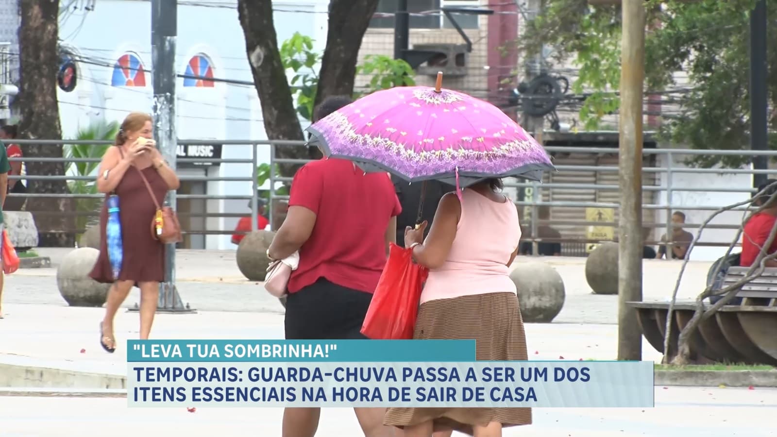 No período chuvoso, guarda-chuva passa a ser um dos itens essenciais