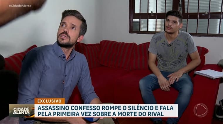 Assassino confesso fala pela 1ª vez sobre crime, mas família tenta interromper entrevista