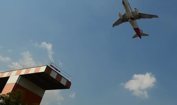 Companhias aéreas ainda correm para retomar operações, um dia após apagão tecnológico global
