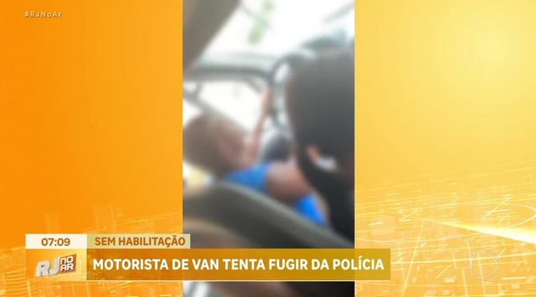 Motorista acelera van lotada de passageiros para tentar fugir da polícia no Rio