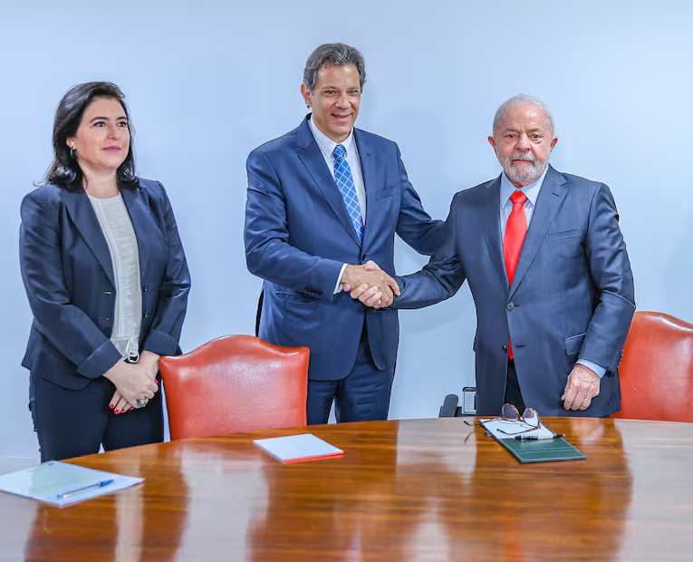 Lula se reúne com ministros de conselho orçamentário em meio a pressão por revisão de gastos