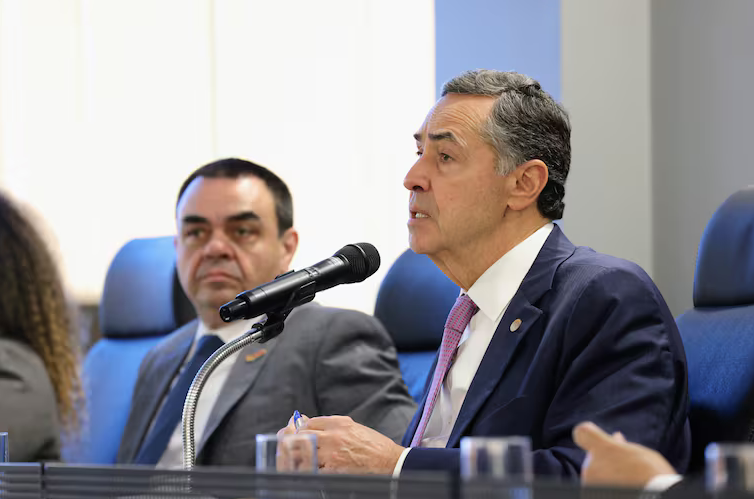 Barroso defende regulamentação da IA e alerta sobre ameaça das deep fakes