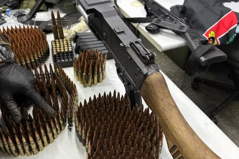 Arsenal do crime: polícia pega suspeito do ‘novo cangaço’ e acha fuzis, balas e R$ 100 mil