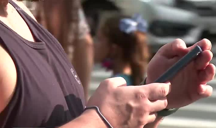 Aparelho mais simples para usar na rua se torna comum devido a roubos