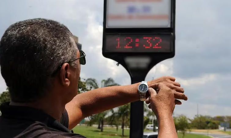 ‘Governo avalia rever horário de verão’, diz ministro de Minas e Energia