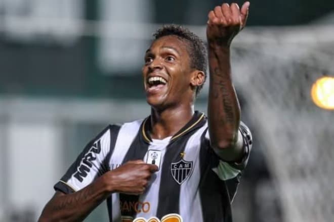 Ex-Atlético, atacante Jô é preso por dívida de pensão alimentícia na Grande BH