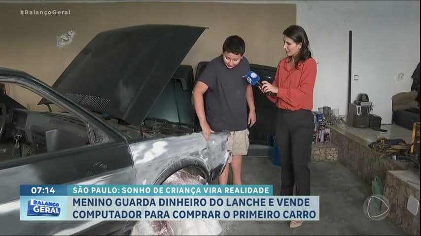 Menino de 11 anos poupa dinheiro e realiza sonho de comprar carro antigo