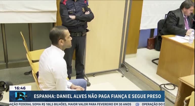 Daniel Alves paga fiança de 1 milhão de euros e pode deixar prisão