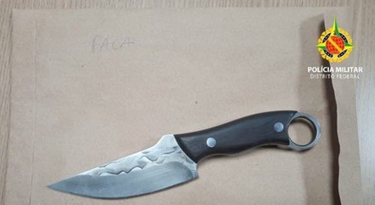 Motorista de aplicativo esfaqueia homem que batia em companheira durante viagem