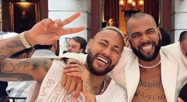 Pai de Neymar assume o 'empréstimo' caso Daniel Alves seja condenado por estupro