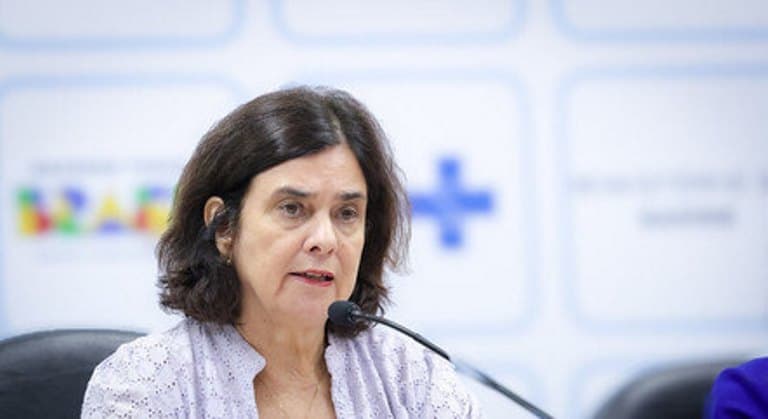 ‘Covid-19 segue um problema de saúde pública’, diz ministra ao anunciar memorial da pandemia