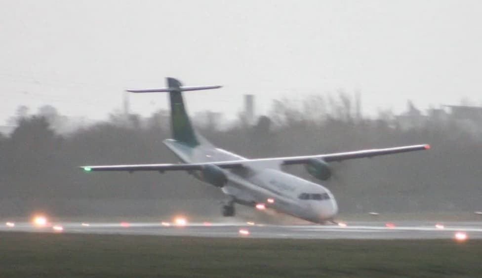 Avião sofre colapso no trem de pouso durante aterrissagem na Irlanda