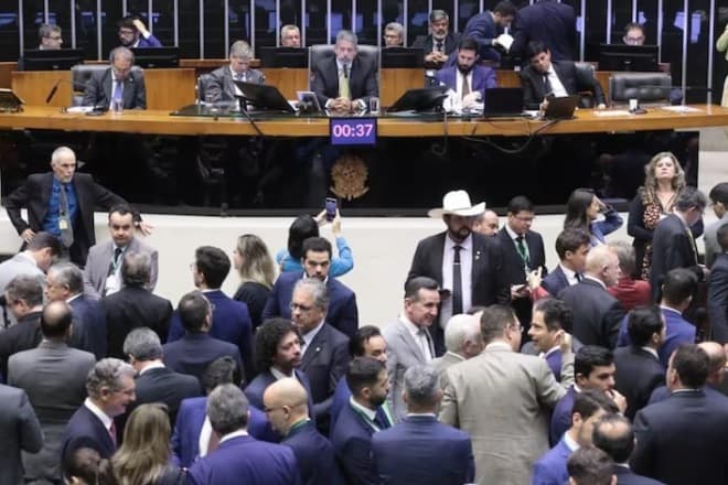 Lira adia votação de PEC do pacote fiscal do governo para a manhã desta quinta