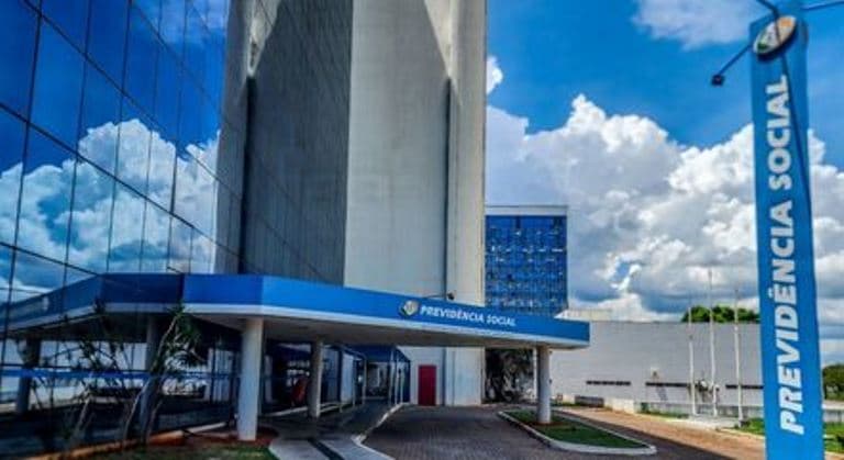 Governo antecipa pagamento do '13º do INSS' para aposentado e pensionista