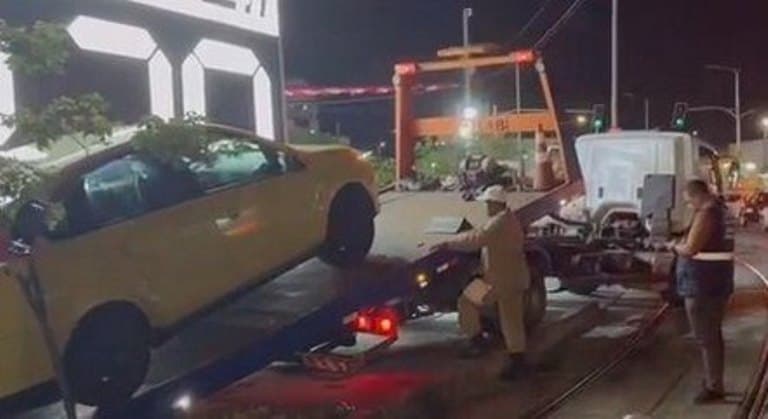 Homem sem as pernas é flagrado dirigindo carro com cabo de vassoura