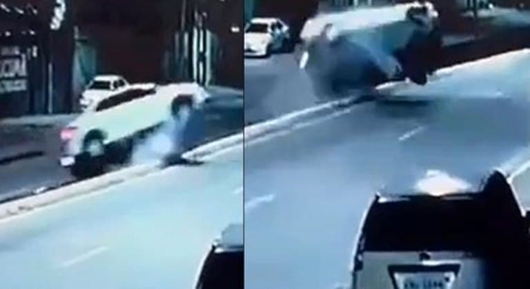 Carro 'voa' antes de capotar em cruzamento marcado por acidentes