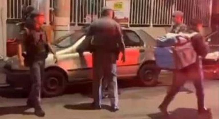 PM de folga percebe assalto e atinge suspeito disfarçado de entregador