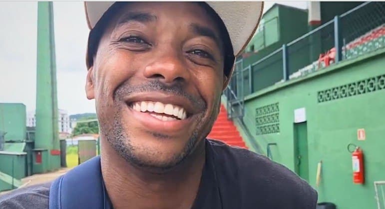 Condenado por estupro, Robinho pensa em voltar a jogar