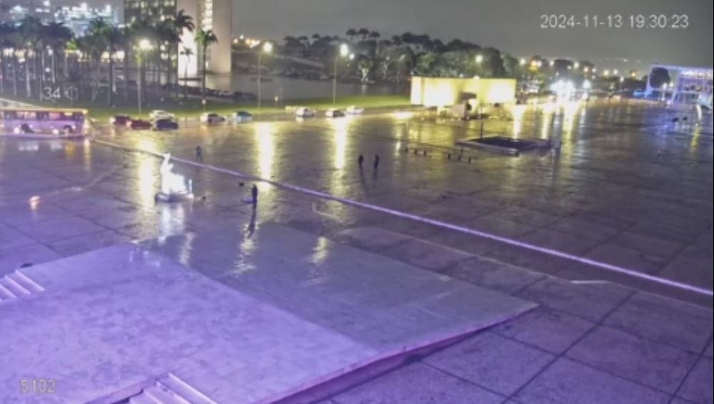 Câmera flagra momento em que autor de atentado joga bomba contra o STF