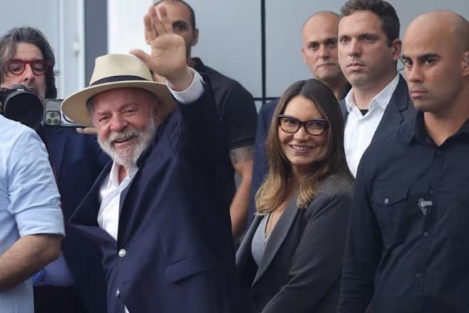 Lula tem alta hospitalar, mas deve ficar em SP ao menos até quinta-feira, diz equipe médica