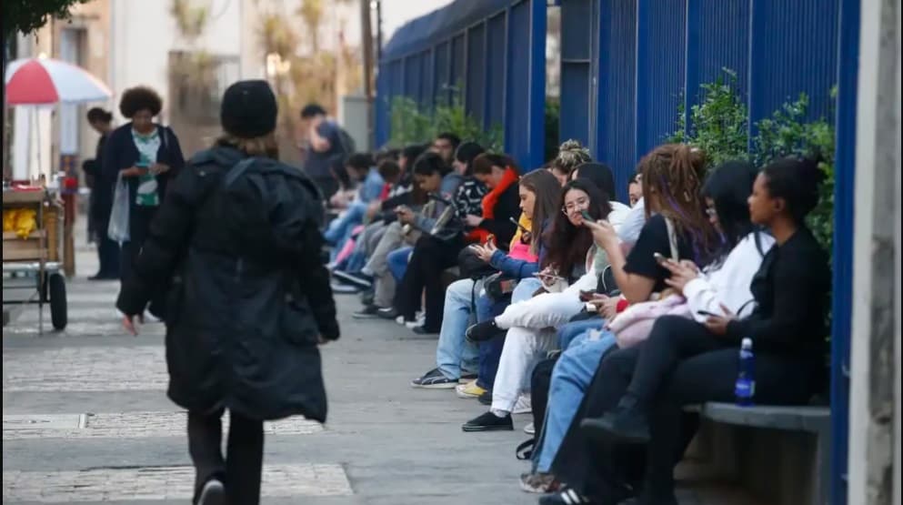 Celulares nas escolas: prazo para regular lei termina nesta semana; texto está na Casa Civil
