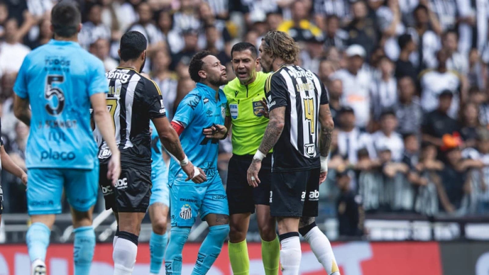 Substituído, Neymar culpa o gramado por péssima atuação contra o Atlético