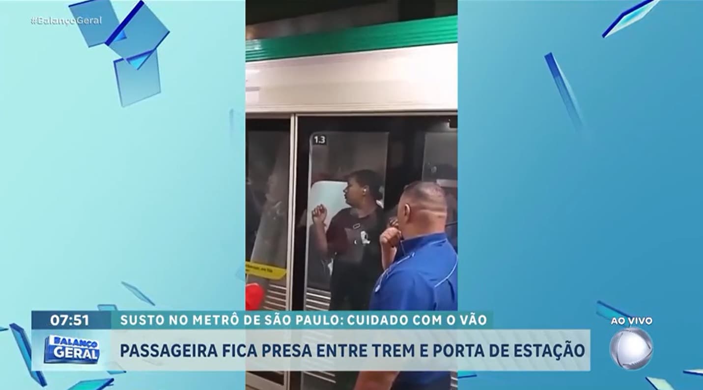 Passageira fica presa entre o trem e a porta da plataforma em São Paulo
