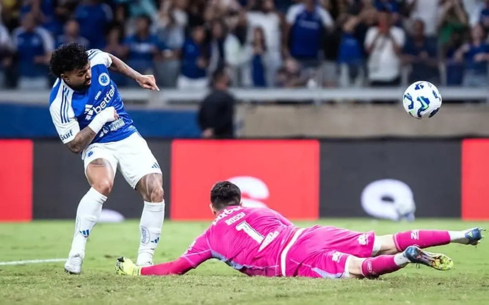 Gabigol vive enredo de cinema em vitória do Cruzeiro sobre o Flamengo