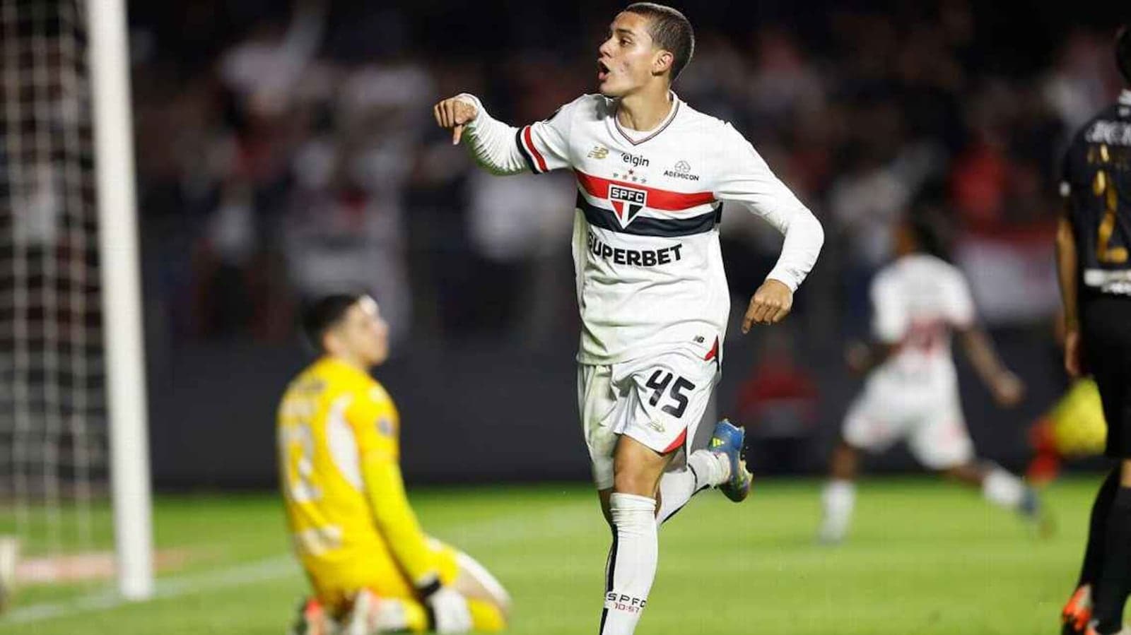 Em noite mágica, garoto de 17 anos classifica o São Paulo para as oitavas da Libertadores
