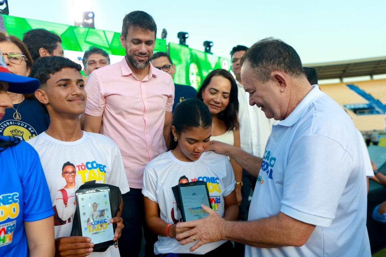 Programa distribui tablets a 250 mil alunos do ensino médio e lança programa 'Educação de Verdade'