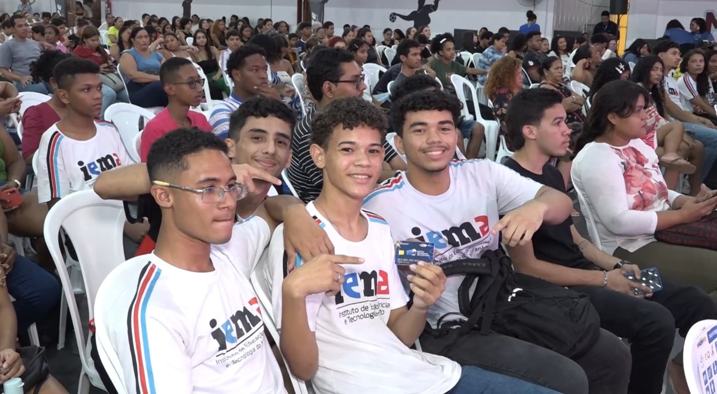 Cartões Transporte Universitário são entregues a 2 mil estudantes na Grande Ilha
