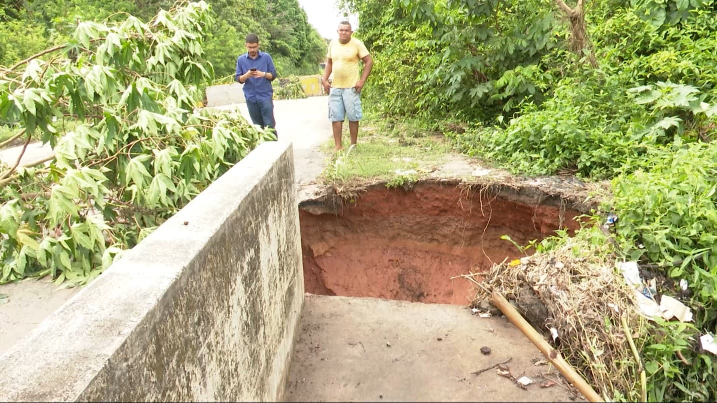 Cratera na Estrada da Maioba compromete a segurança de quem trafega pelo local
