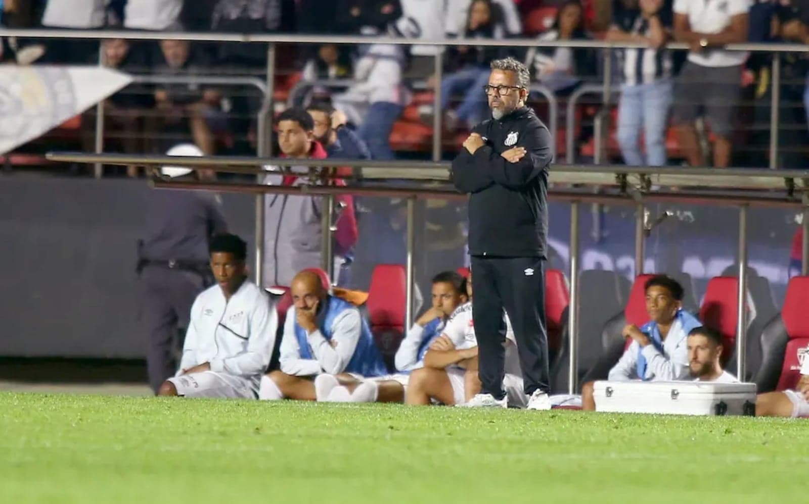 Após desastre diante do Vasco, Santos inicia busca por novo técnico
